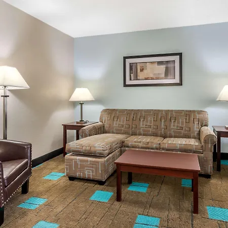 Quality Suites Kansas City International Airport-2