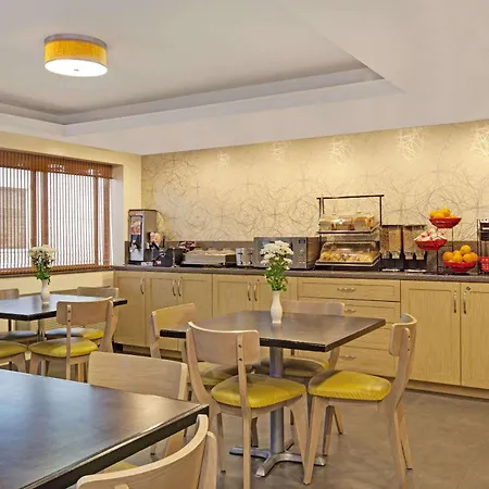 Ramada By Wyndham Staten Island-2