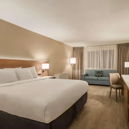 Clarion Hotel Milwaukee Airport-3
