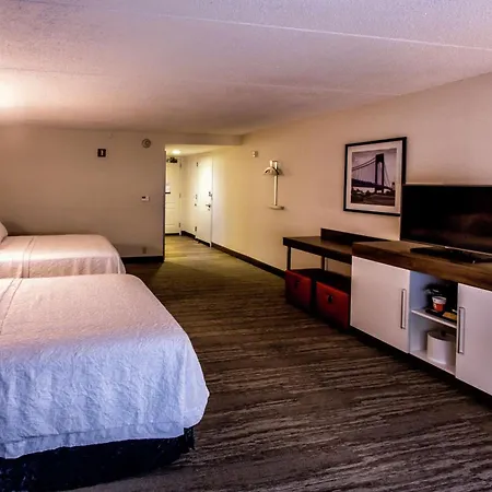 Hampton Inn & Suites Staten Island-3