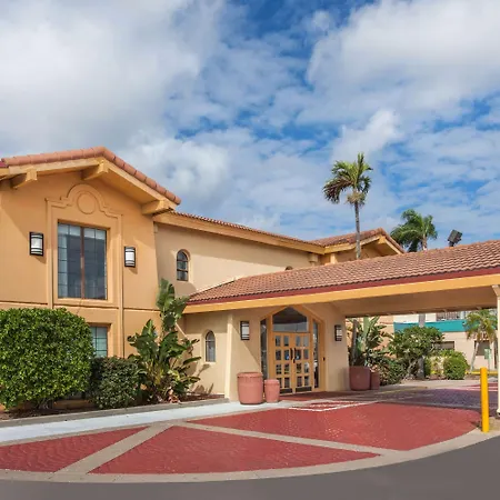 Baymont By Wyndham Fort Myers Central-2