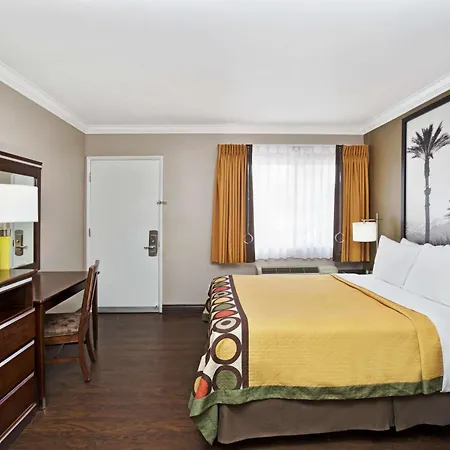 Super 8 By Wyndham Los Angeles-Culver City Area-2
