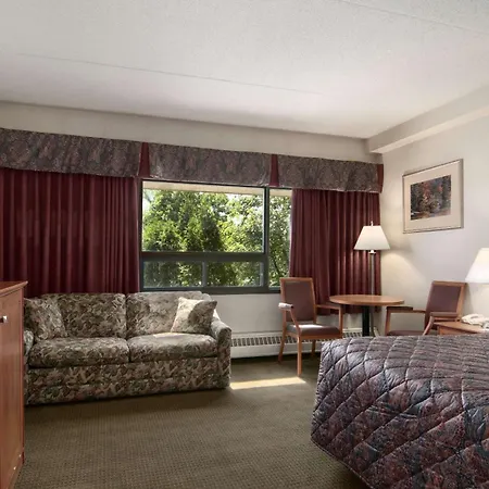 Travelodge By Wyndham Edmonton East-2