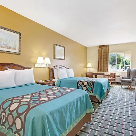 Super 8 By Wyndham Daytona Beach-2