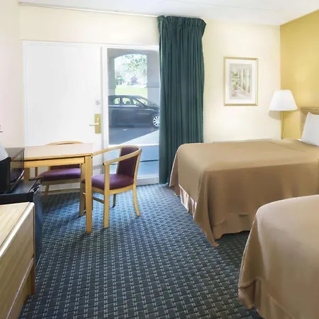 Howard Johnson By Wyndham Newburgh-3