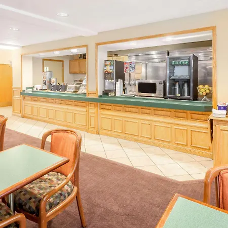 Days Inn & Suites By Wyndham Kalamazoo-2