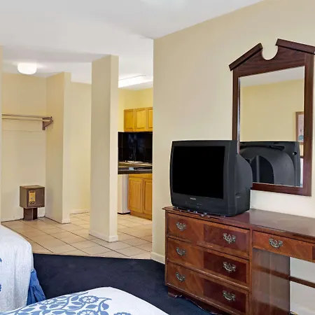 Days Inn By Wyndham Newport News-3