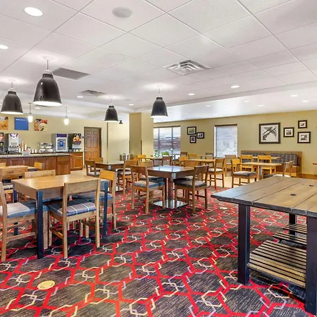 Legend Hotel Minot-2
