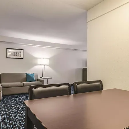 La Quinta By Wyndham Kansas City Airport-2