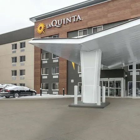 La Quinta Inn & Suites By Wyndham Cleveland - Airport North-2