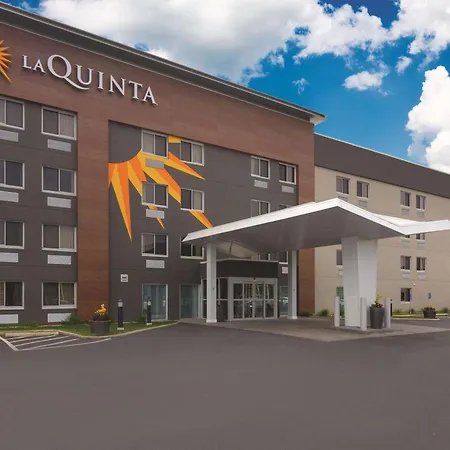 La Quinta Inn & Suites By Wyndham Cleveland - Airport North-3