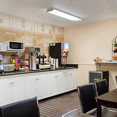 Super 8 By Wyndham Saskatoon Near Downtown-3
