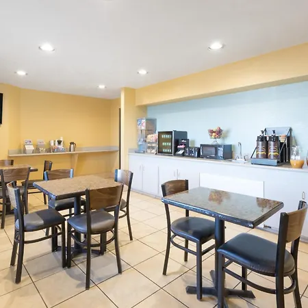 Super 8 By Wyndham Midland-2