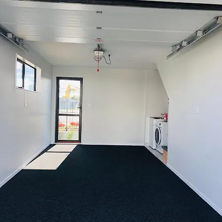 Modern & Luxurious Home 3-3