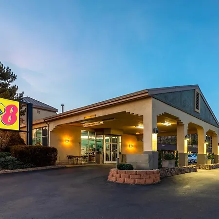 Super 8 By Wyndham Nau/Downtown Conference Center-3