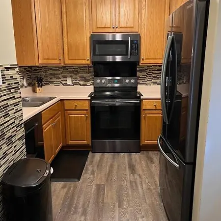 Cheerful 3 Bedroom, Close To Downtown And Arena!!!-2
