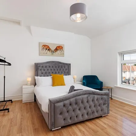 Flatzy - Sleeps 16 Near Football Ground & Ping Pong Table-3