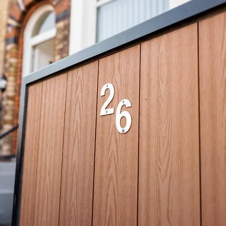 Flatzy - Sleeps 16 Near Football Ground & Ping Pong Table-2