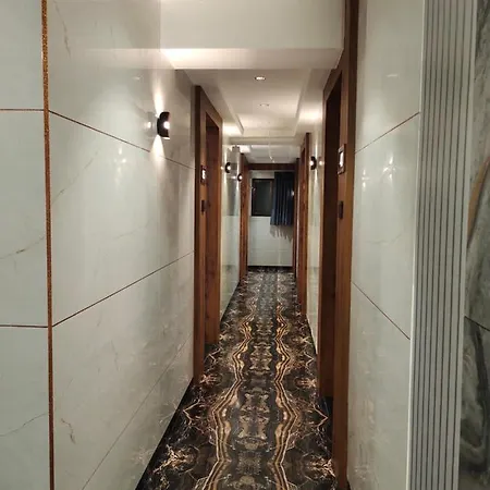 Hotel Lavish-3