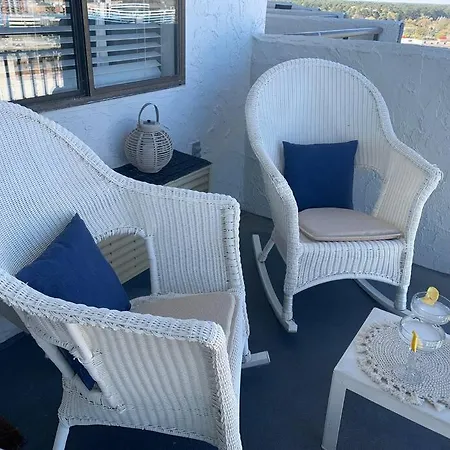 Royal Retreat-Amazing View-King Bed-1 Bedroom-Full Kitchen-Free Parking-Self Check-In-2