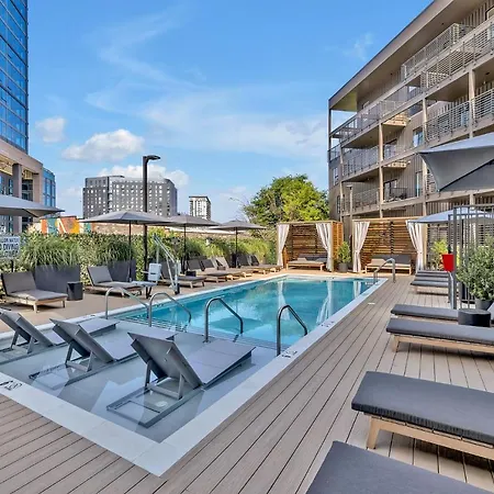 Huge Downtown Corner Unit- Pool-Gym-Walk 2 Broadway-3