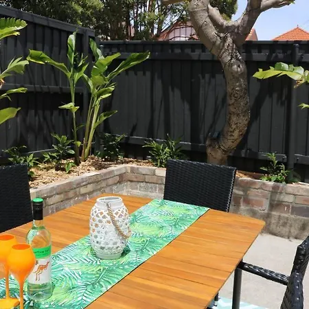 Edw19 - Stylish 2-Bed, 2-Bath Townhose In Drummoyne-3