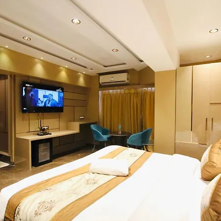 Home2 Renaissance Club-2