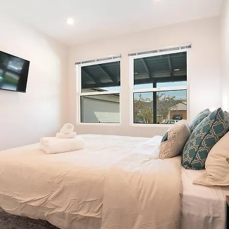 Beautiful 3 Bed 1 Bath Designer Home + Hot Tub-2
