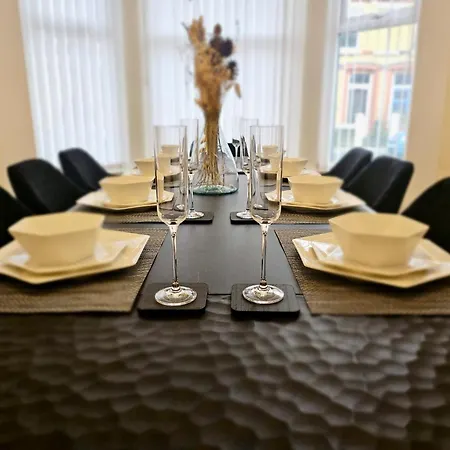 Large New House, Sleeps 8, Free Parking, Near City Centre-3