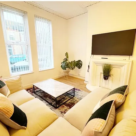 Large New House, Sleeps 8, Free Parking, Near City Centre-2