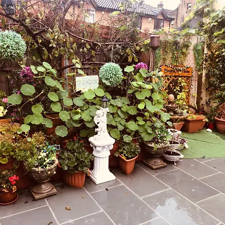 Cheerful 4 Bedroom House With Garden Free Parking-3