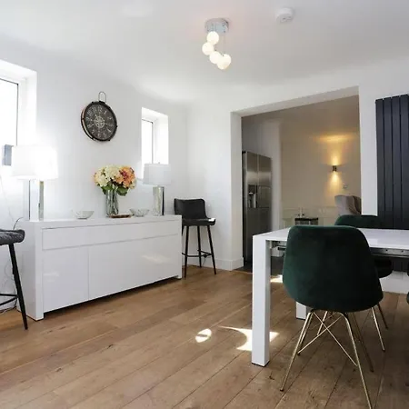 Glen Hurst By Bournecoast - A Modern Detached Town Centre Holiday Home With A Snug, Games Room And Garden - Hb3114-3