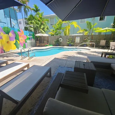 Duval Street Suite Overlooking Duval With Parking And Pool-2