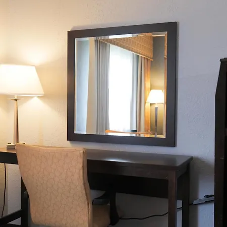 Baymont By Wyndham Flint Airport North-3