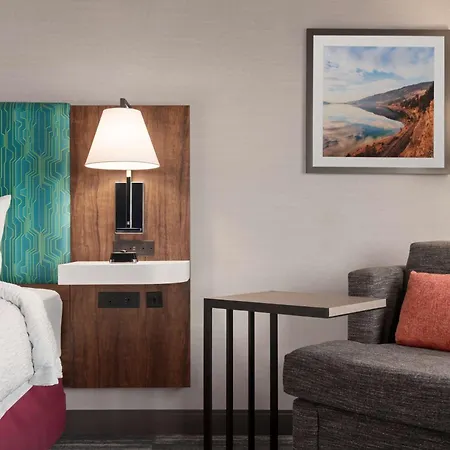 Hampton Inn & Suites Kelowna, British Columbia, Canada-3