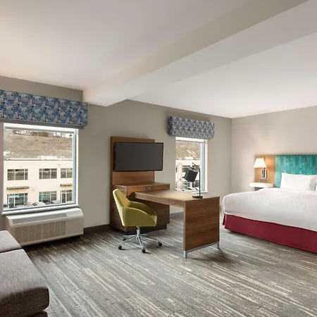 Hampton Inn & Suites Kelowna, British Columbia, Canada-2