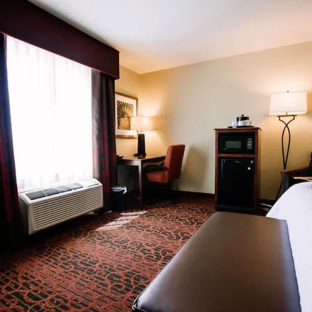 Hampton Inn & Suites Minot-2