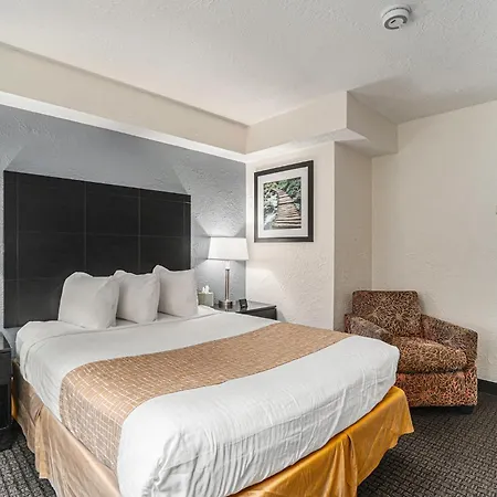 Travelodge By Wyndham Traverse City Mi-2