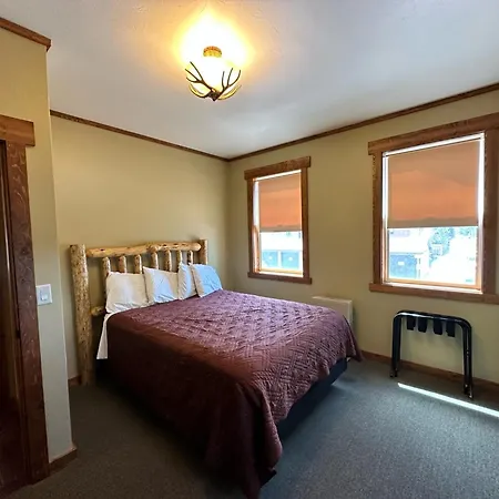 Yellowstone Cabins And Rv-3