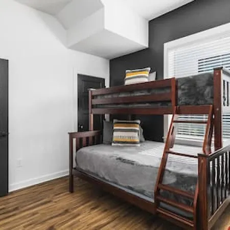 Large Patio, Rooftop Deck And Garage, 3 Miles To Broadway-2