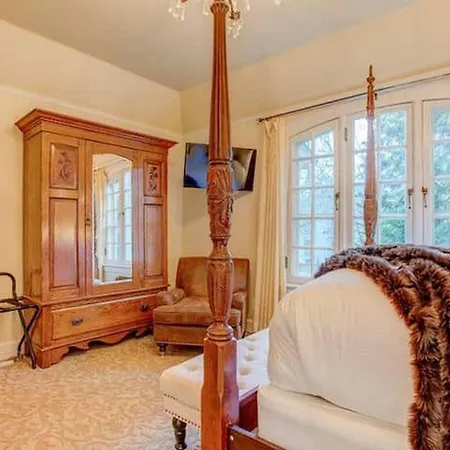 Portland'S White House Carriage House-3