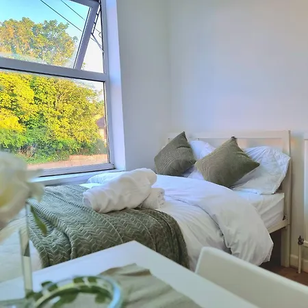 Easy Rooms, London Luton Airport -24 Hour Check-In-3
