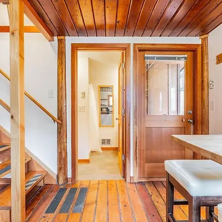 Charming Two-Level Retreat In Capitol Hill - Foxglove Inn-3