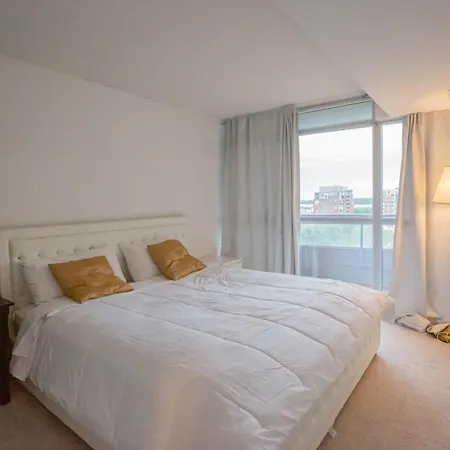 Cn Tower View Suite With Free Parking-2