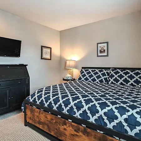 Quiet Plaza Two Bedroom 2 Bathroom-3