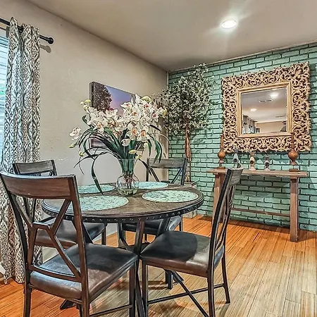 Quiet Plaza Two Bedroom 2 Bathroom-2