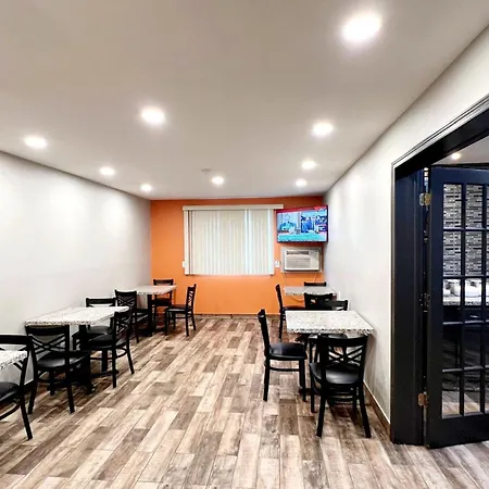 Super 8 By Wyndham Cedar Rapids-2
