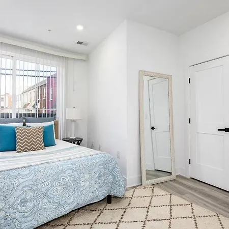 Amazing Capital Hill Apt , Step Away Gym, Shopping-2
