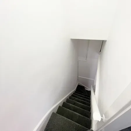 Cute 2 Bedroom Townhouse With Free Street Parking 80 Pound Deposit Returned Next Day Before 1Pm If No Damages-3