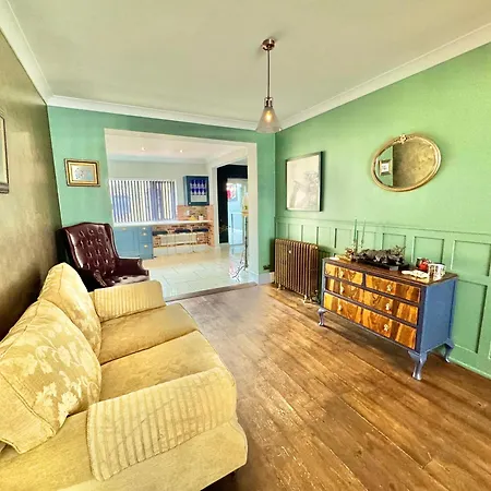 5 Bedroom House - Large Garden With Hot Tub - Sleeps 11 - Close To Beach - Free Parking-2